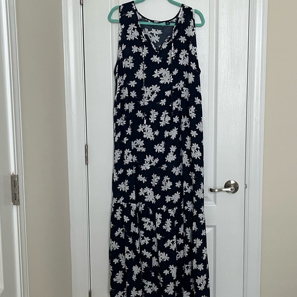 Lands' End Dresses & Skirts - Lands' End Navy Maxi Dress with White Floral Print